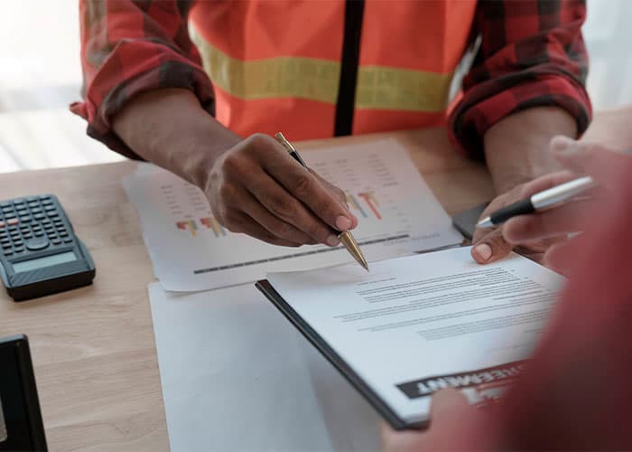 Engenheiro analisando projeto técnico de prevenção contra incêndio